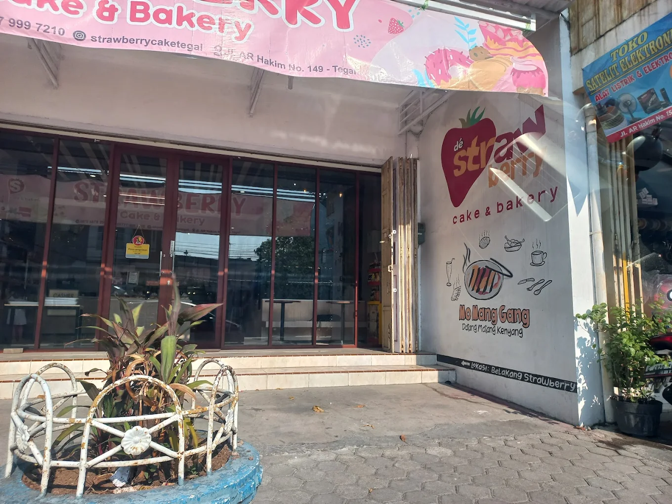 Strawberry Bakery Store