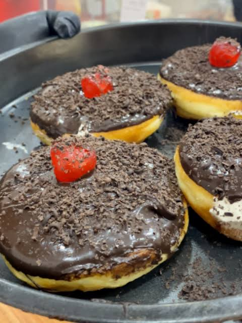 Donat Coklat Cerry